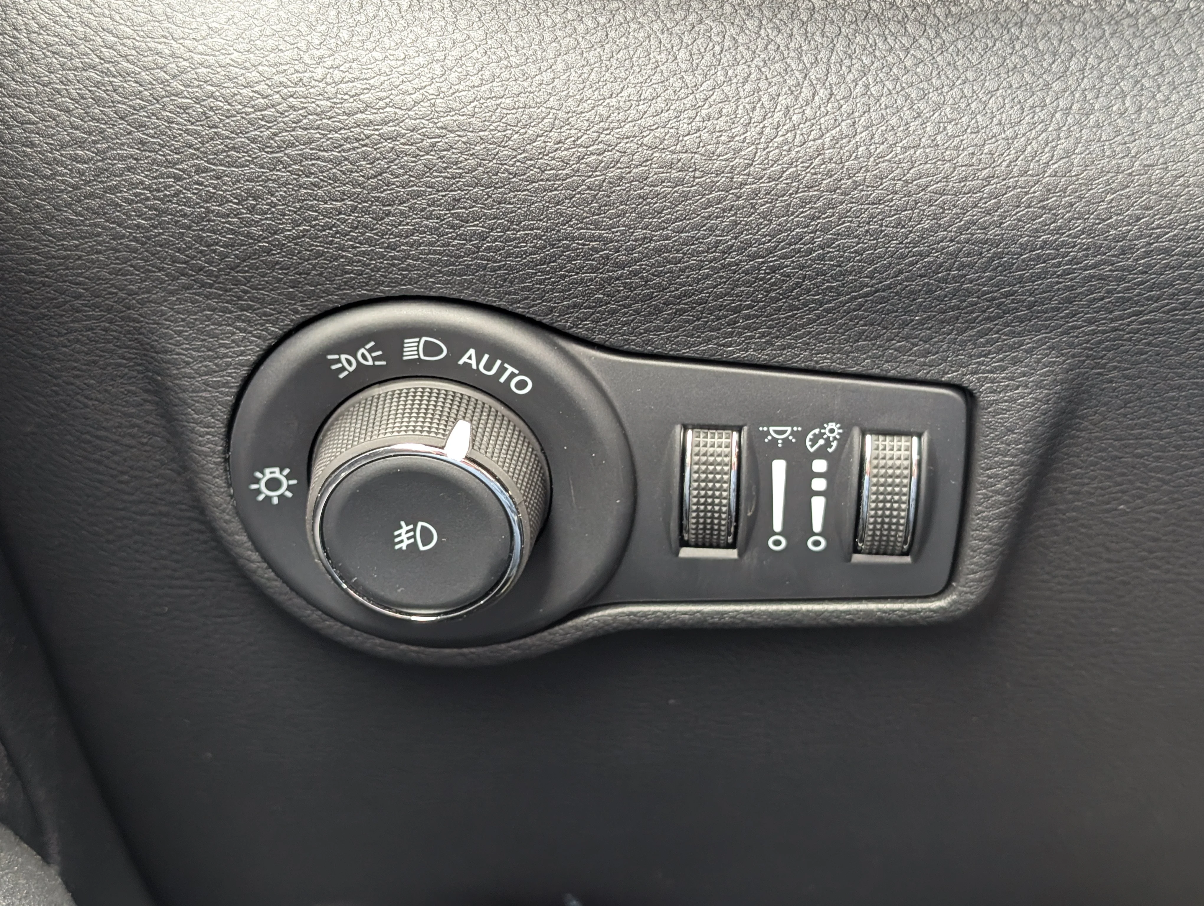 New 2026 Silver Zynith Metallic Jeep North image 27