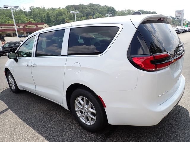 New 2025 Bright White Clear-Coat Exterior Paint Chrysler Select image 3