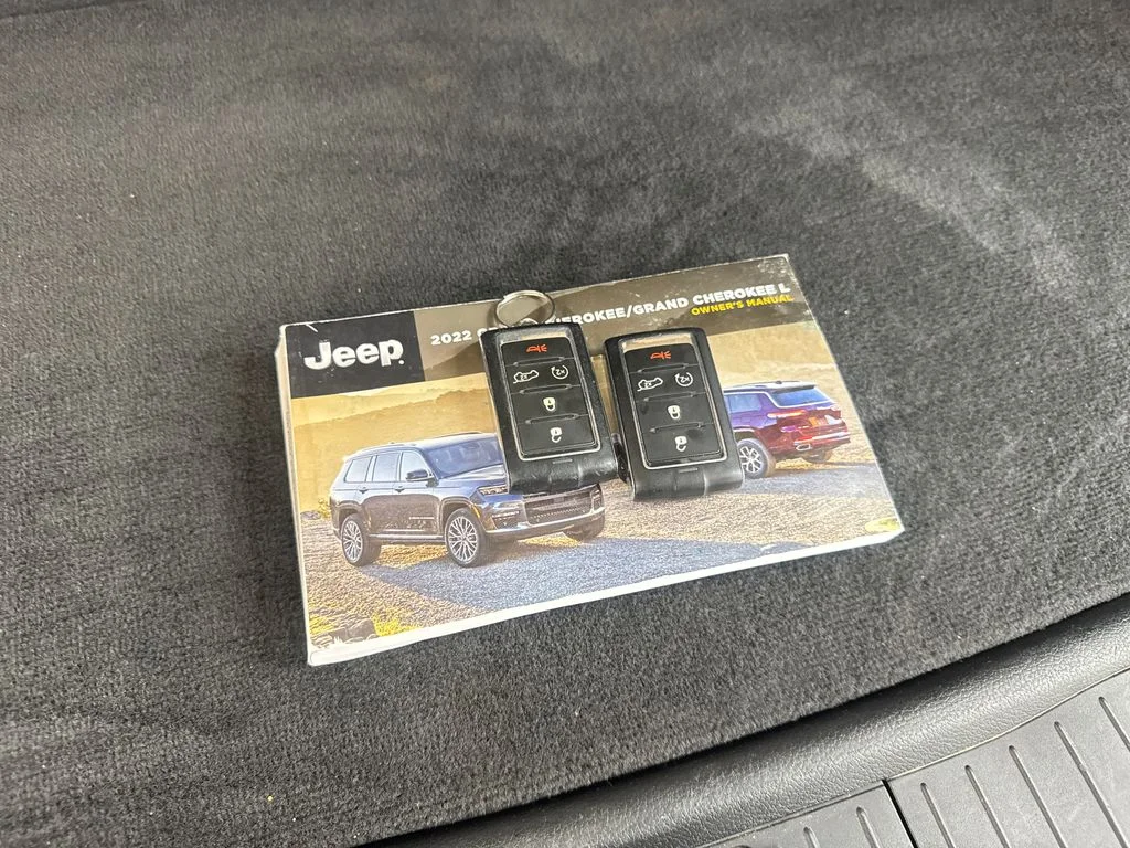 Used 2022 Silver Jeep Limited image 88