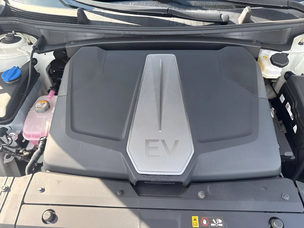 Used 2023 White Kia Wind image 32