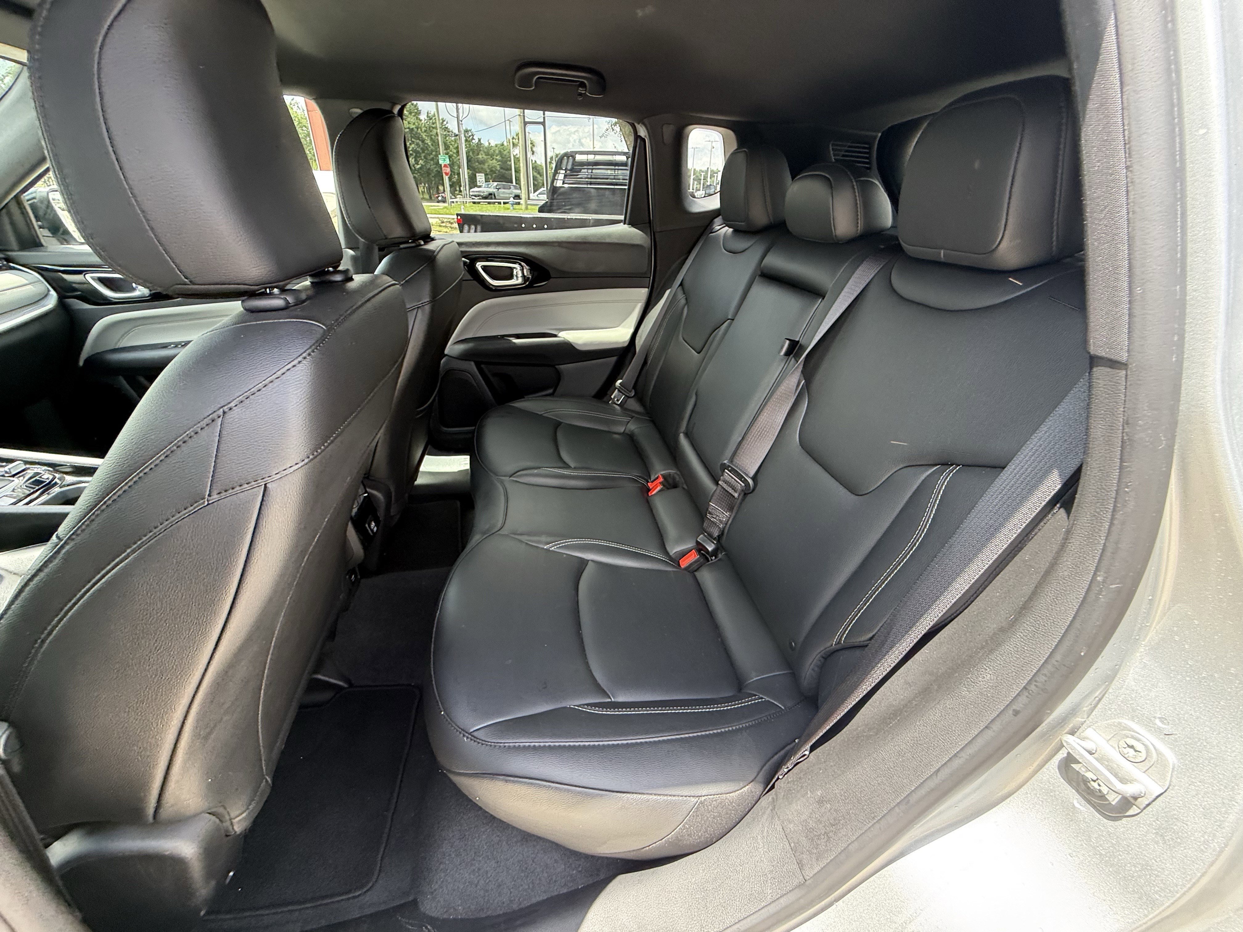 Used 2025 Silver Zynith Metallic Clearcoat Jeep  image 28