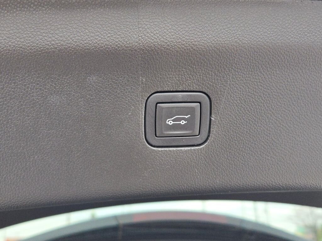 Used 2023 Black Buick Essence image 18