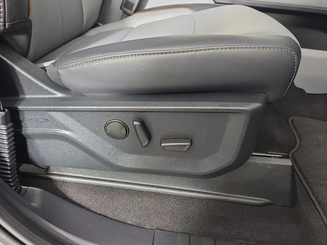 Certified Used 2025  Ford Lariat image 31