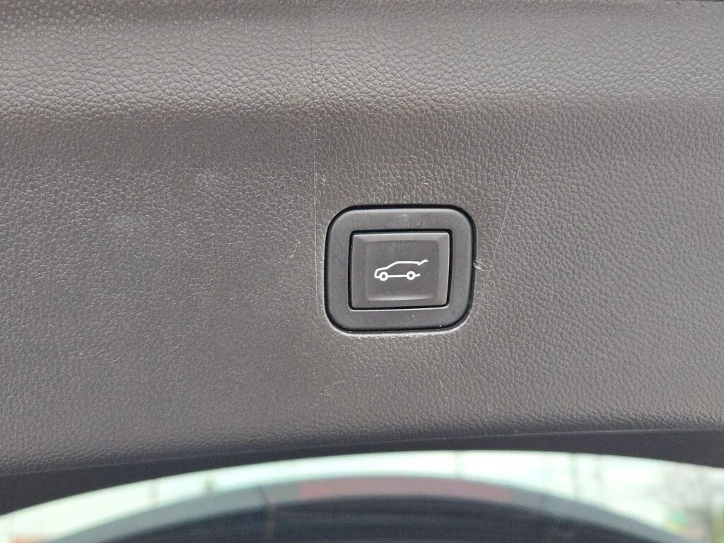 Used 2023 Black Buick Essence image 18