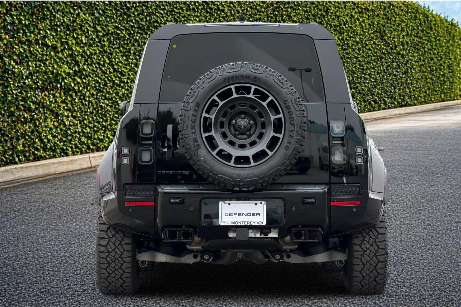 2026 Land Rover Defender OCTA Black - Photo 5