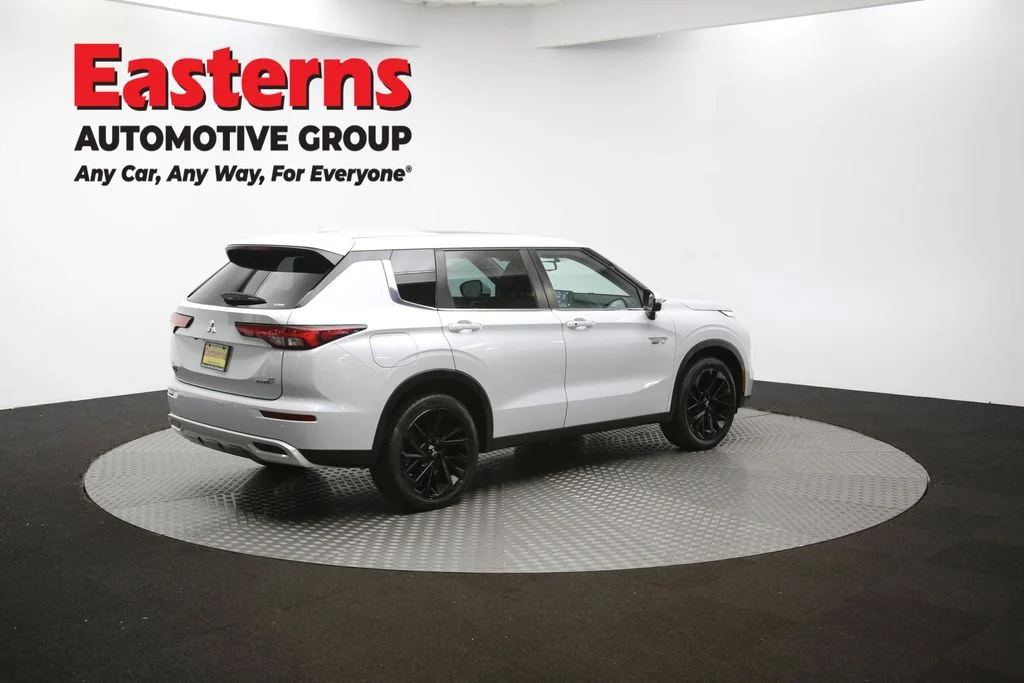 Used 2023 White Mitsubishi SE image 42