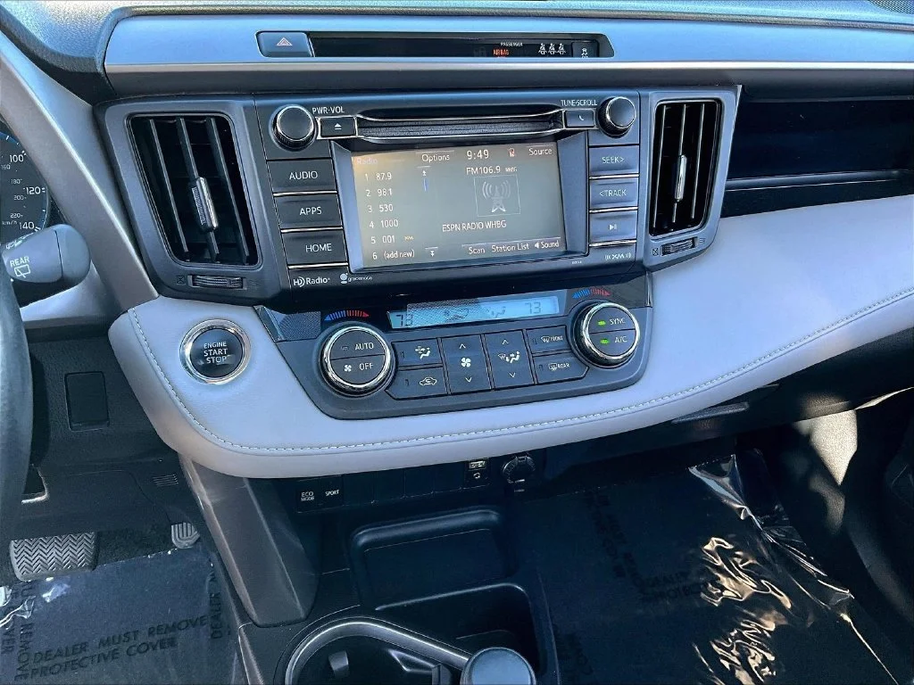 Used 2018 Silver Toyota XLE image 10