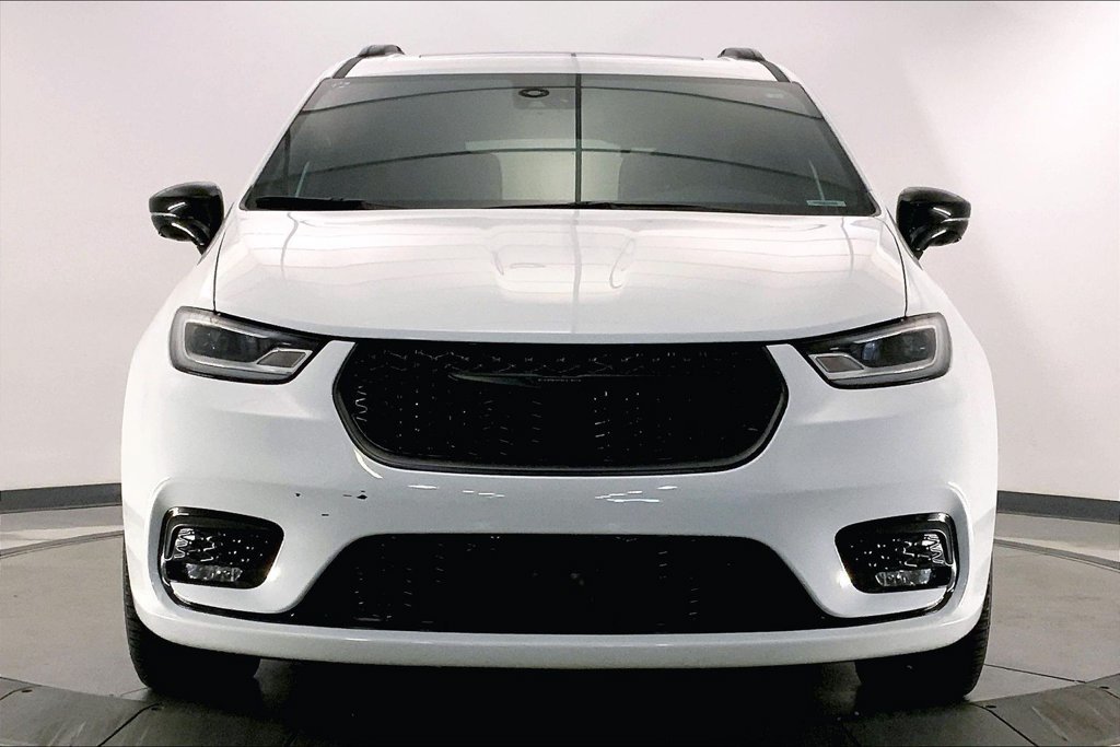 Used 2024 Bright White Clearcoat Chrysler Limited image 2