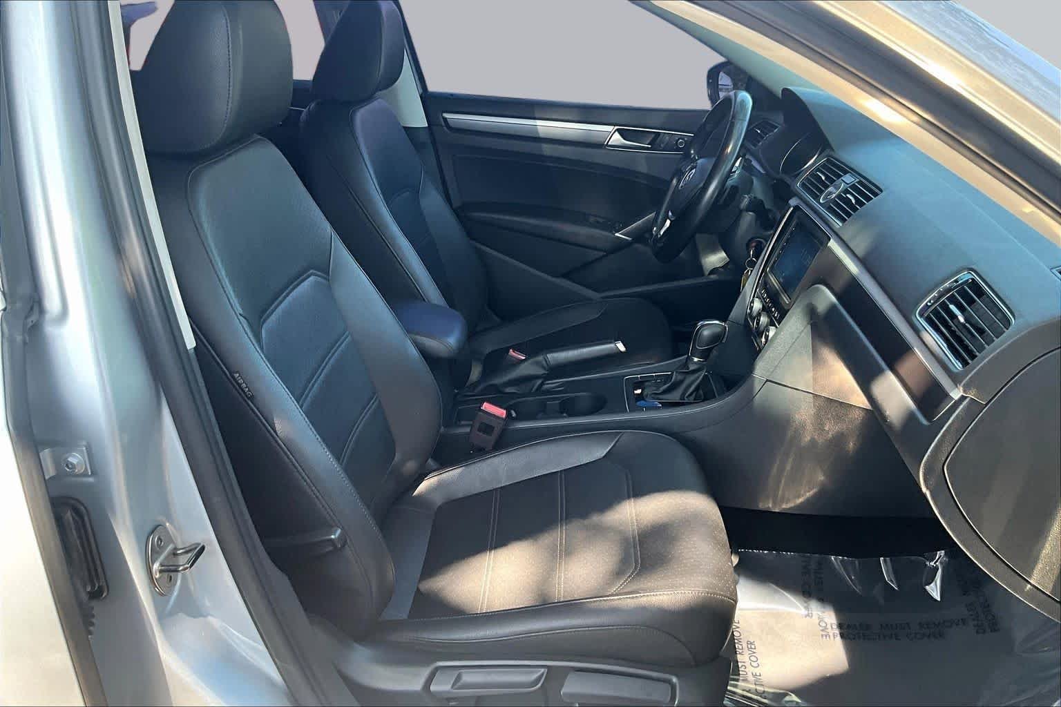 Pre-Owned 2017 Volkswagen Passat R-Line W/Comfort Pkg
