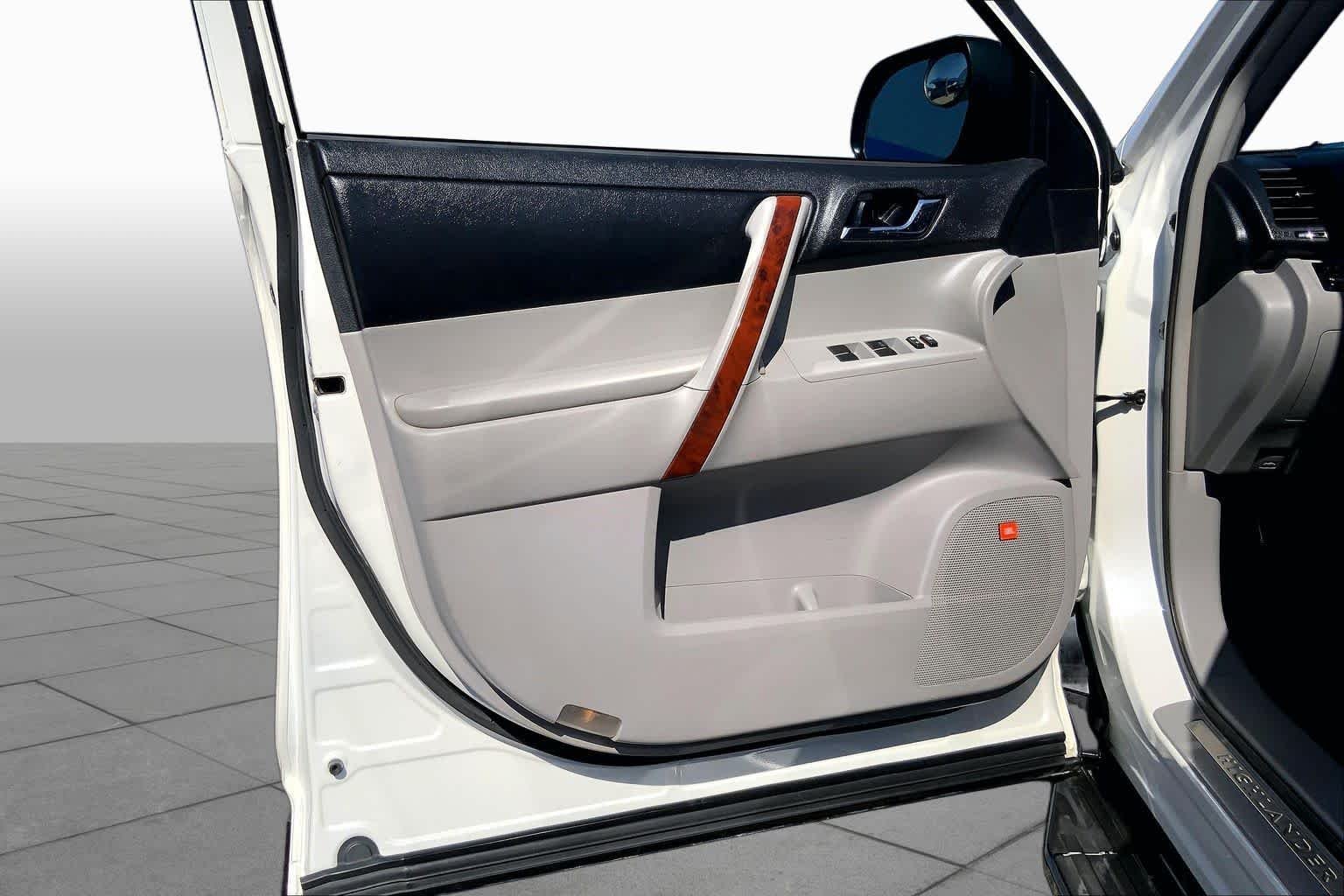 Used 2013 Blizzard Pearl Toyota Limited image 22