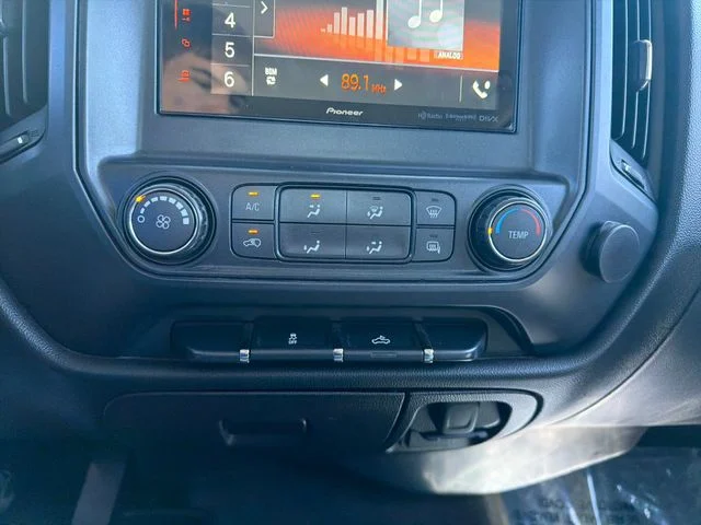 Used 2015 White GMC Base image 35