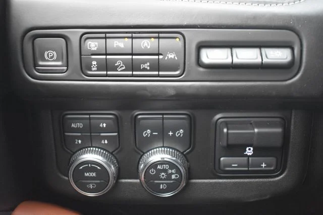 Used 2023 White GMC Denali Ultimate image 30