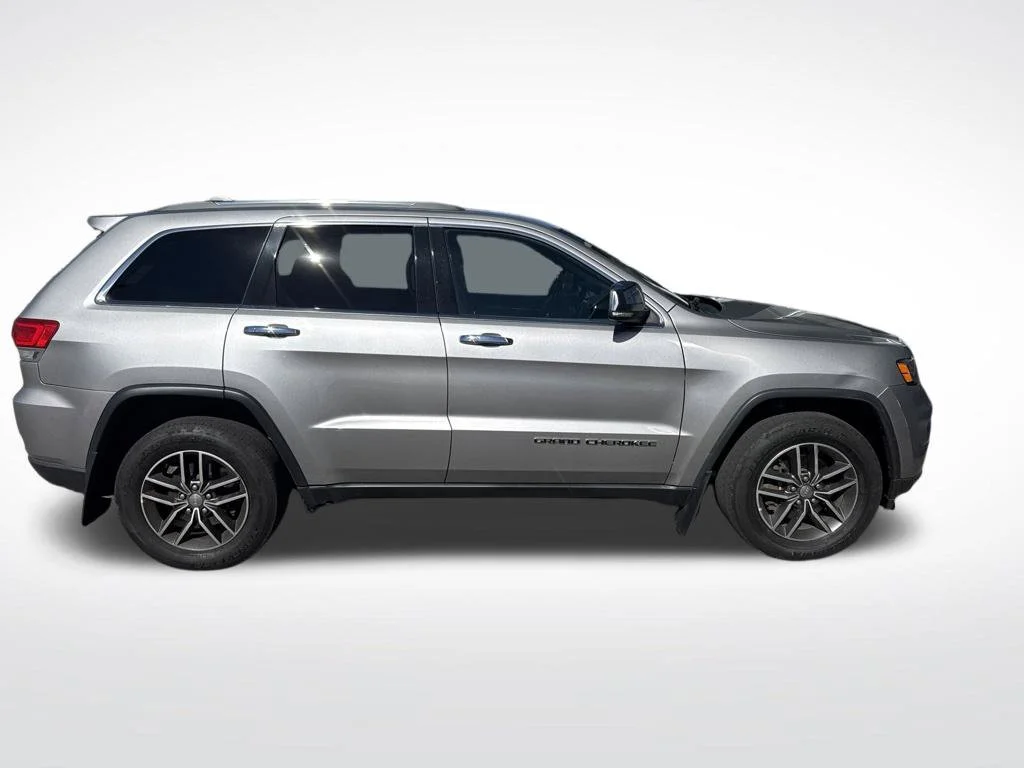 Used 2018 Silver Jeep Limited image 3