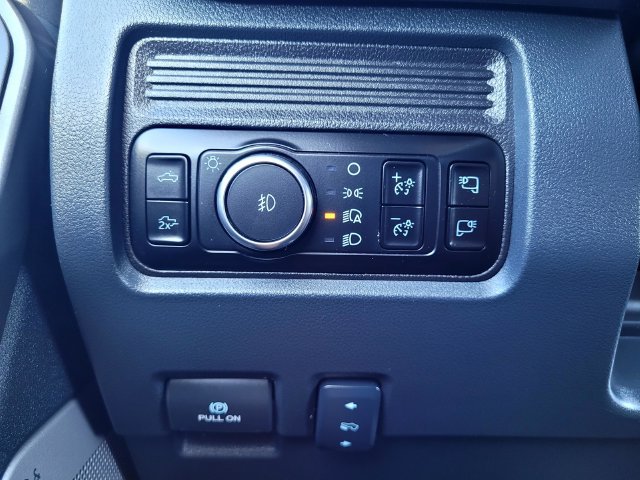 Used 2025  Ford Lariat image 19