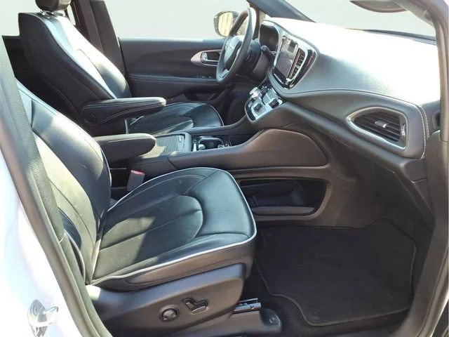 Used 2025  Chrysler Limited image 24