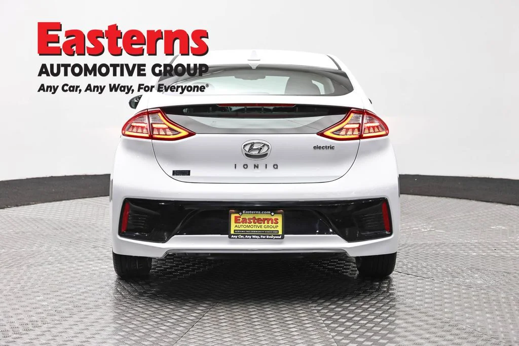 Used 2019 White Hyundai Base image 6