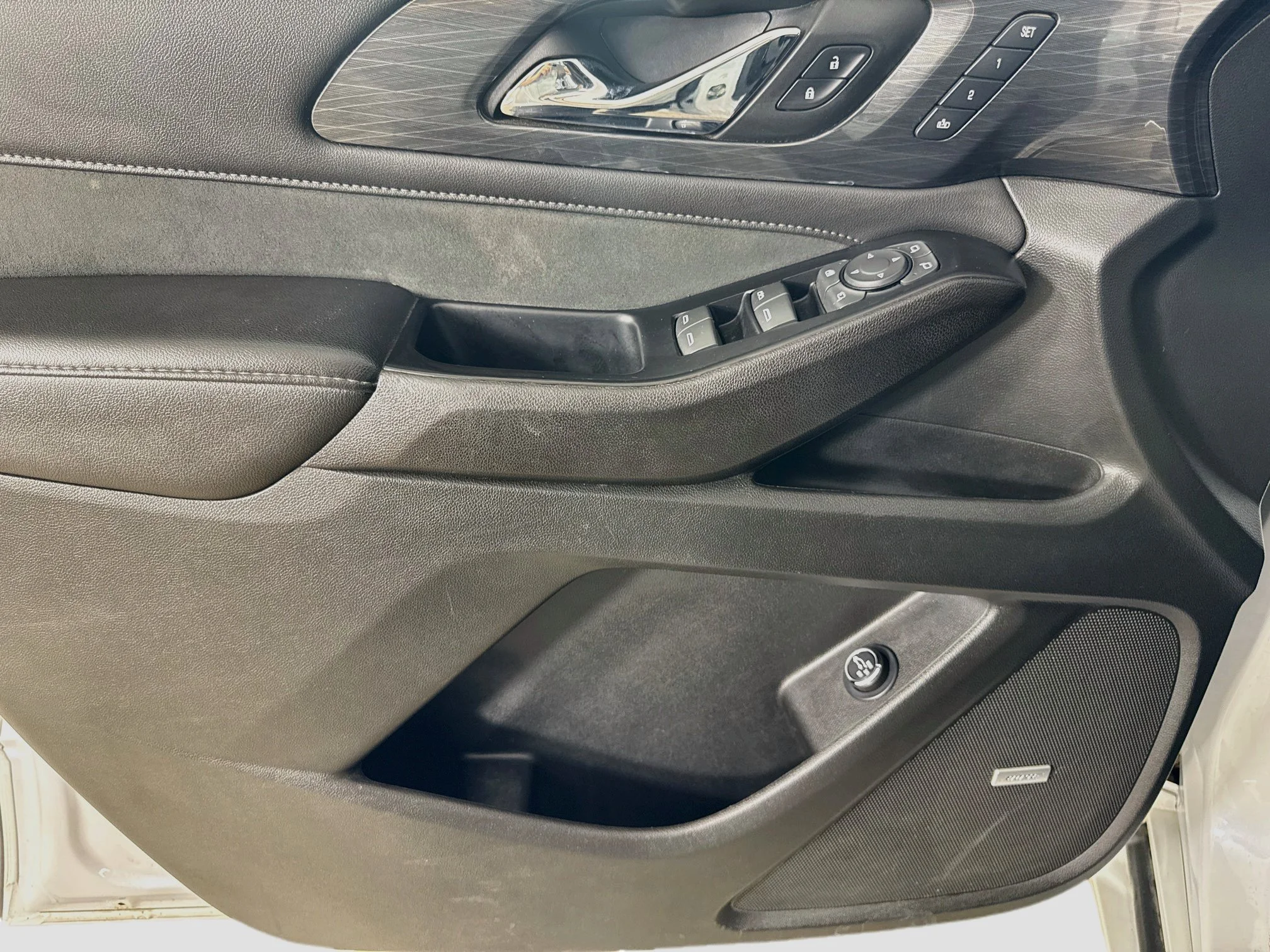Used 2023 IRIDESCENT PEARL TRICOAT Chevrolet High Country image 20