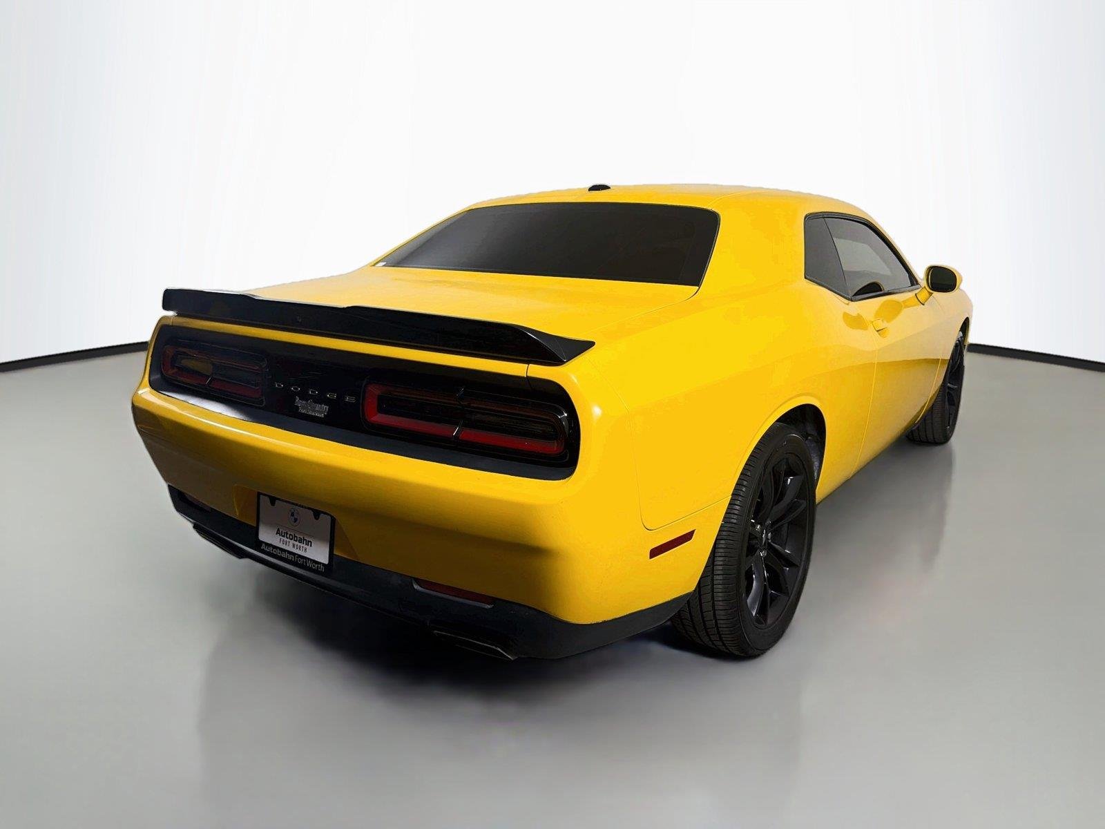 Used 2018 Pitch Black Clearcoat Dodge SXT image 5