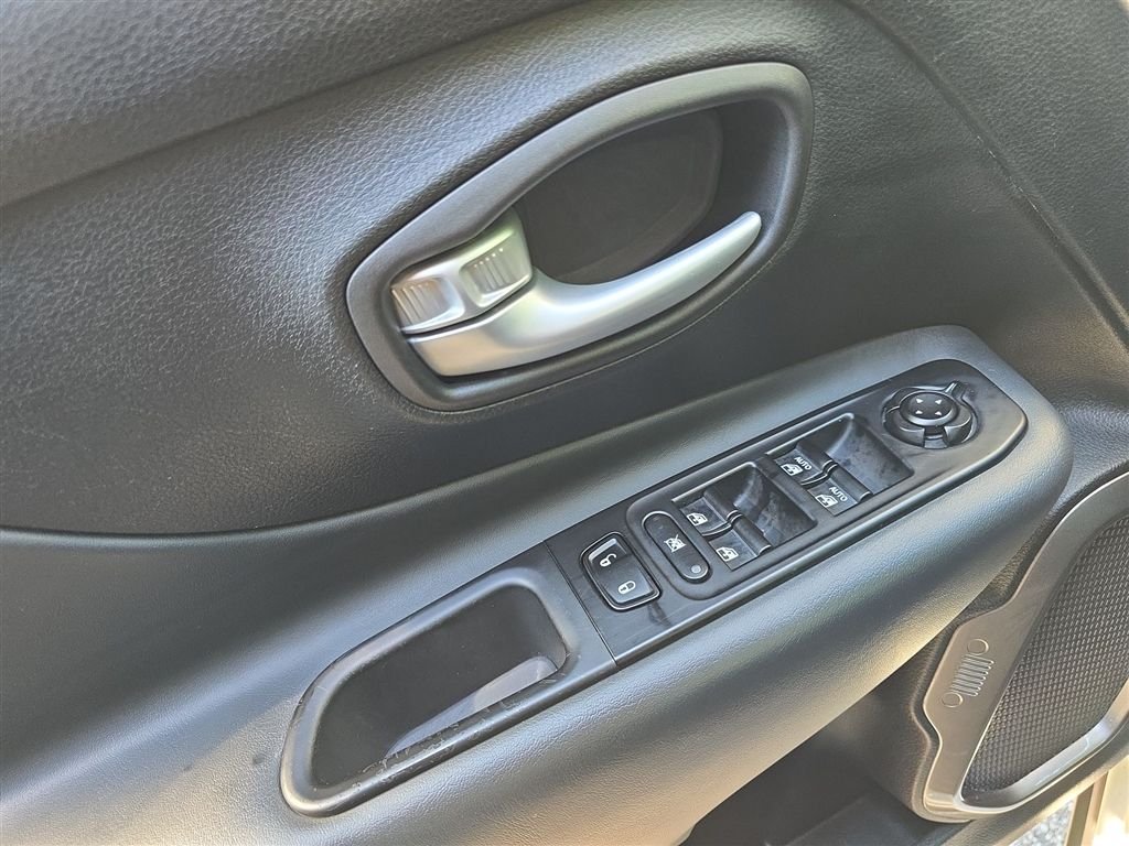Certified Used 2023 White Jeep Latitude image 19