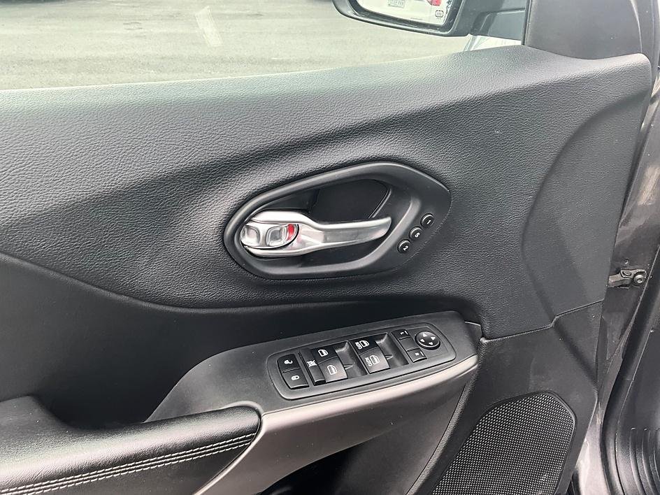Used 2019 Gray Jeep Limited image 13