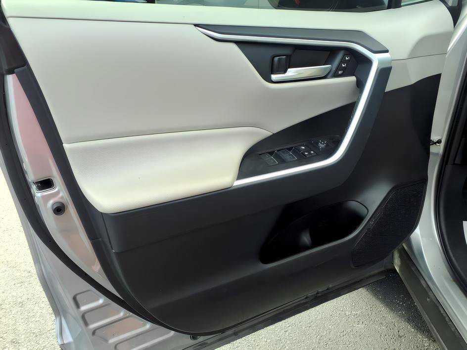 Used 2024 Silver Sky Metallic Toyota XLE Premium image 18