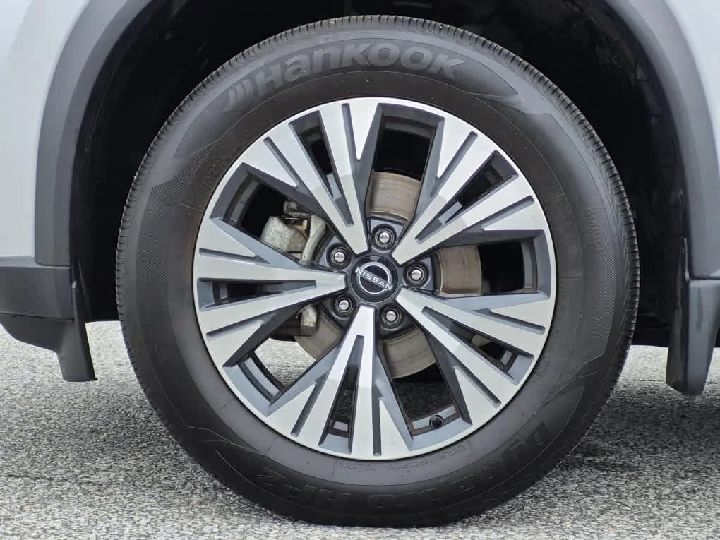 Used 2023 Brilliant Silver Metallic Nissan SV image 6