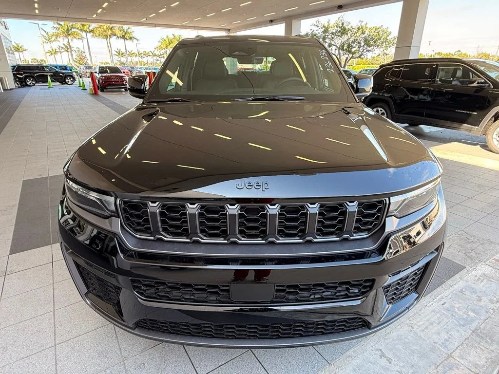 New 2026 Diamond Black Crystal Pearl-Coat Exterior Paint Jeep Altitude image 8