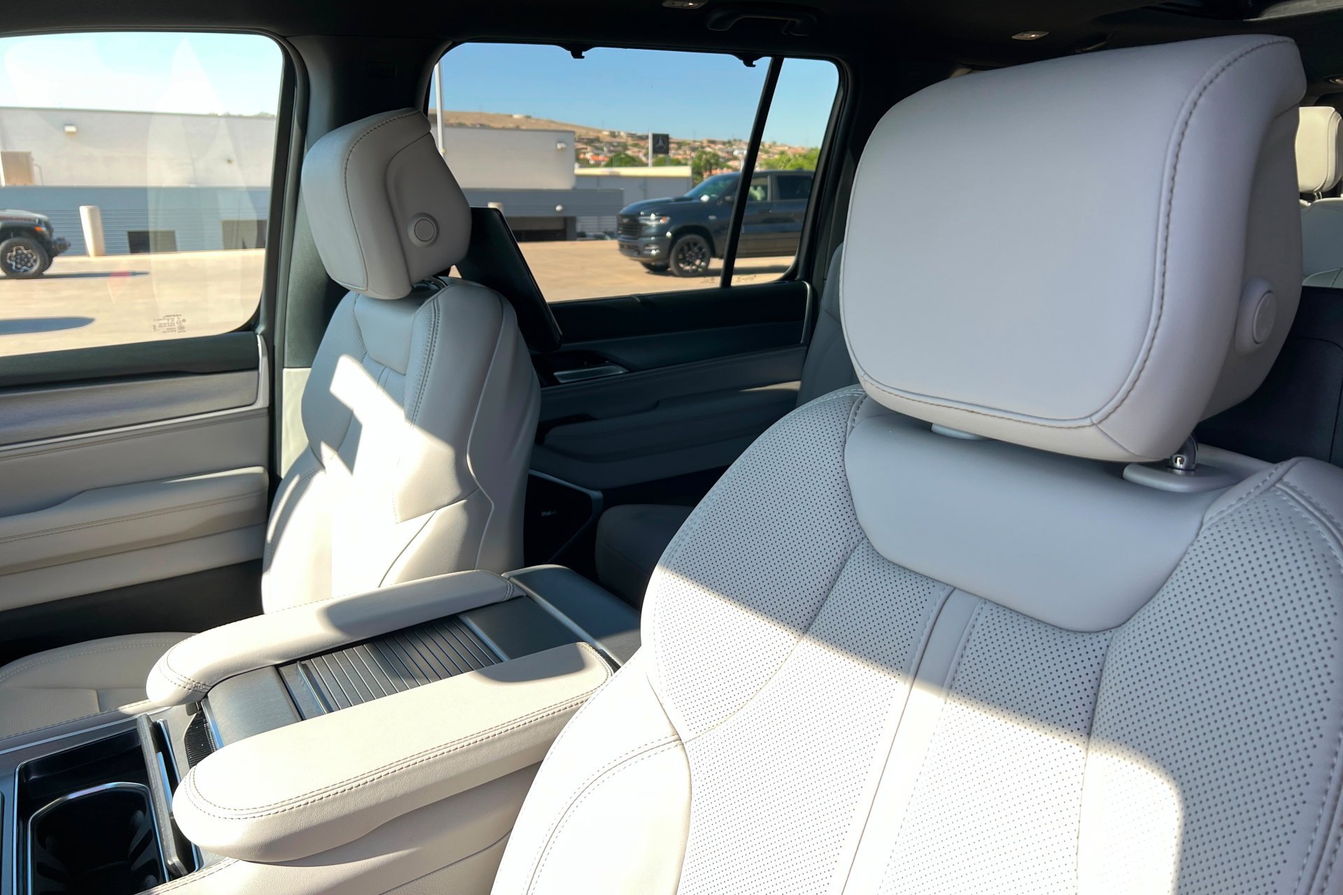 New 2026 Bright White Clear-Coat Exterior Paint Jeep Limited Reserve image 17