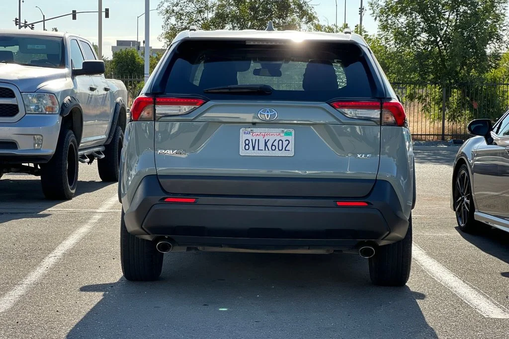 Used 2020  Toyota XLE image 7