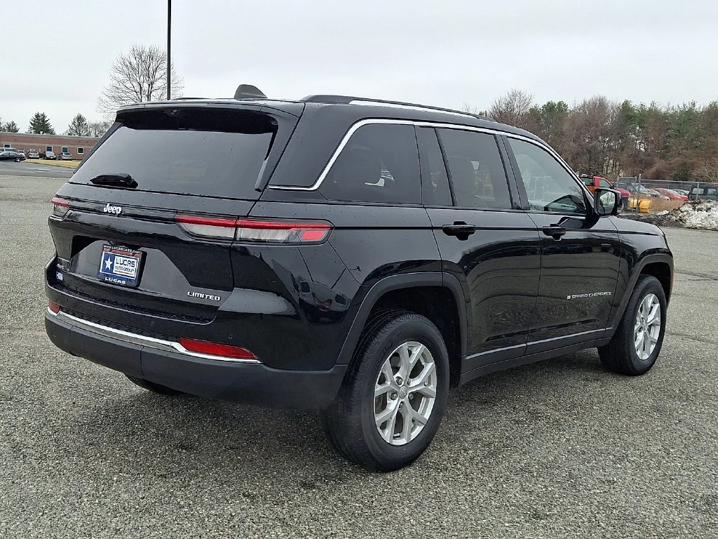 Used 2023 Diamond Black Crystal Pearlcoat Jeep Limited image 12