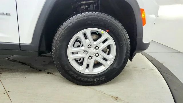 New 2025 Bright White Clear-Coat Exterior Paint Jeep Laredo image 20