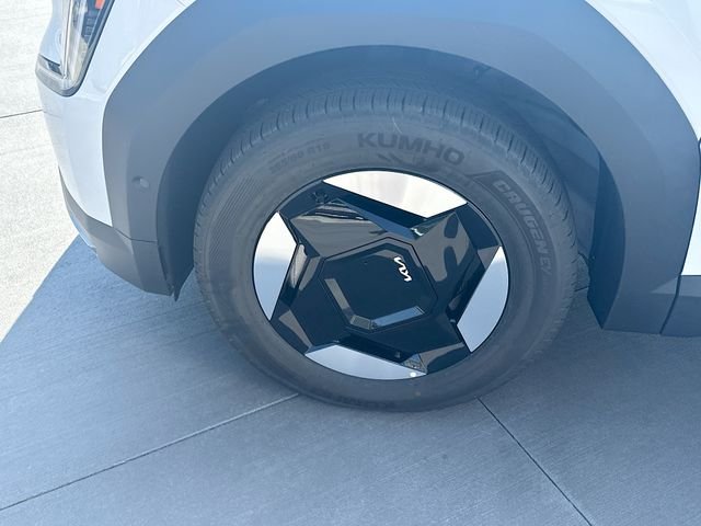 New 2026 Glacial White Kia Wind AWD image 32