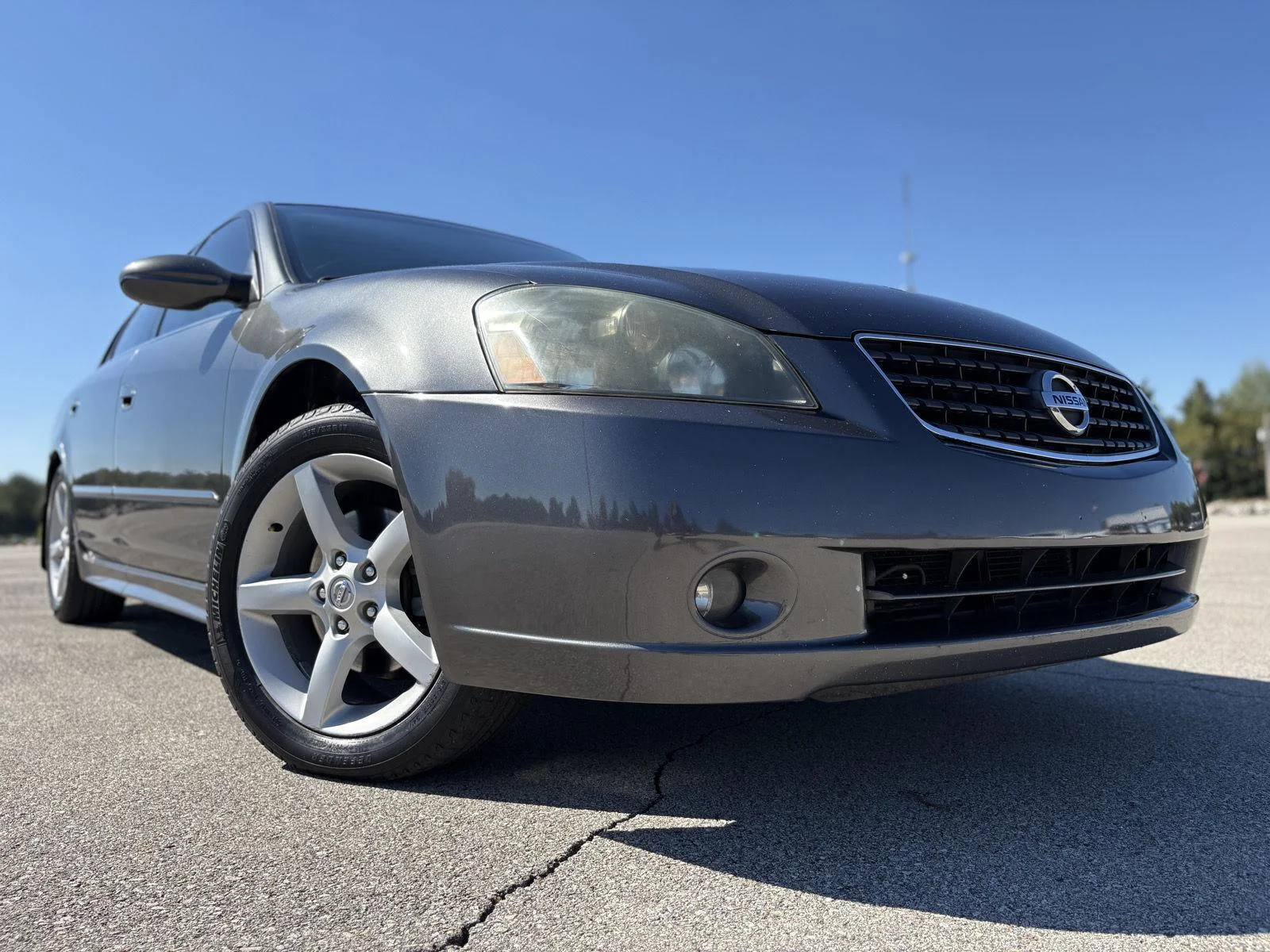 Used 2005 Smoke Metallic Nissan 3.5 SE image 15
