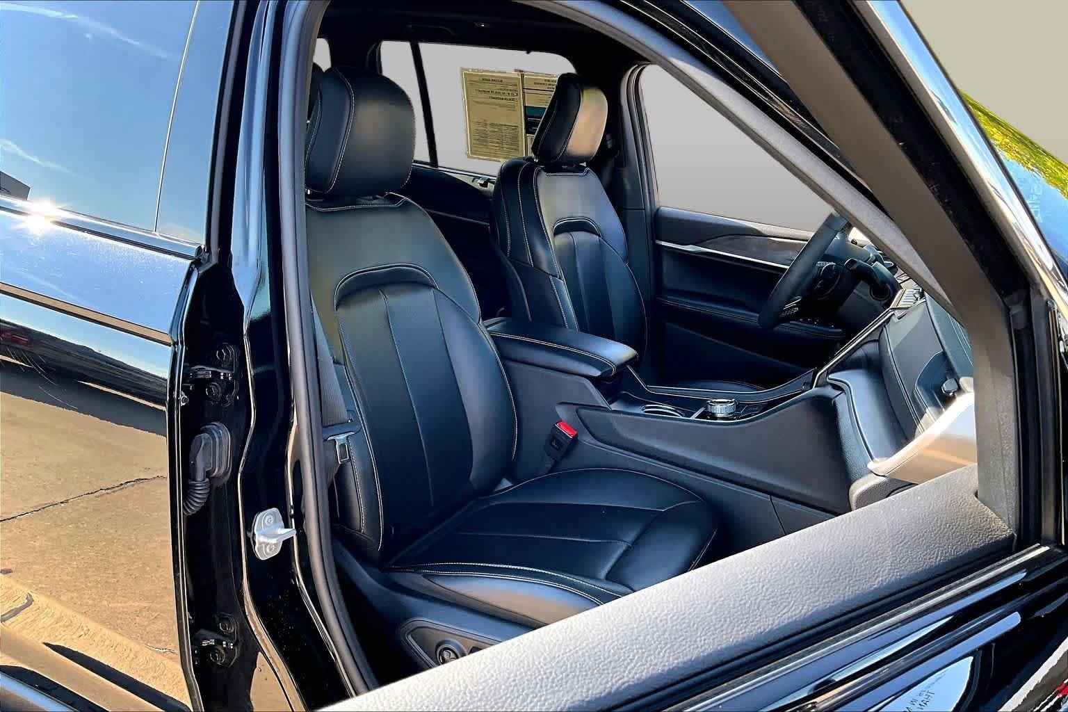 Used 2025 Diamond Black Crystal Pearlcoat Jeep Limited image 10