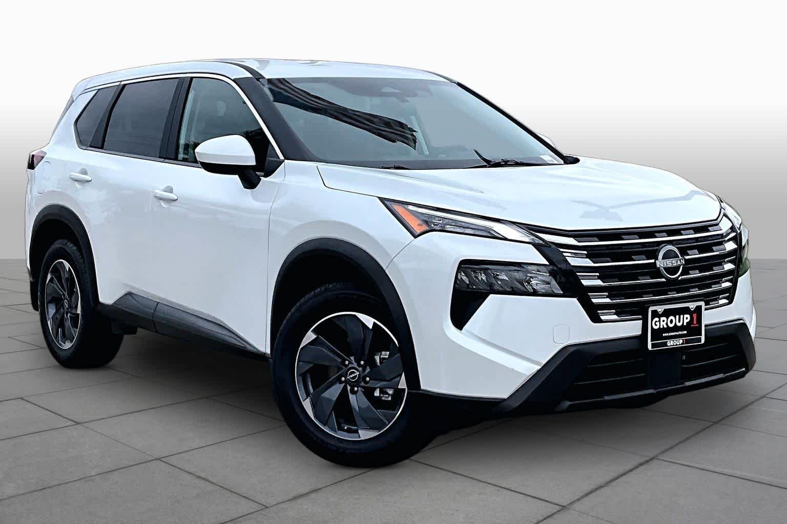 Used 2025 Everest White Pearl Nissan SV image 3