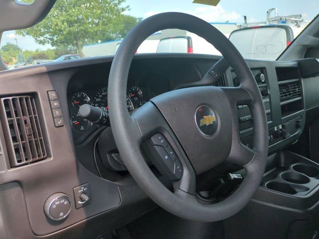 New 2025 Summit White Chevrolet 1WT image 31