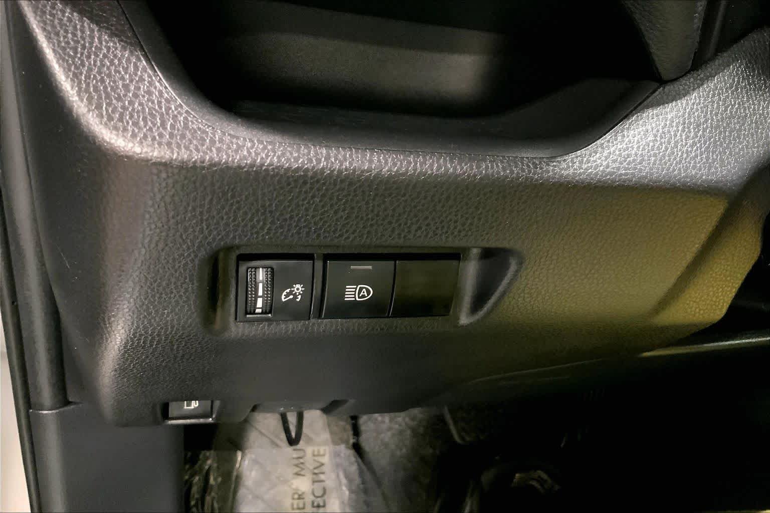 Used 2025 Silver Sky Metallic Toyota Hybrid XLE image 35