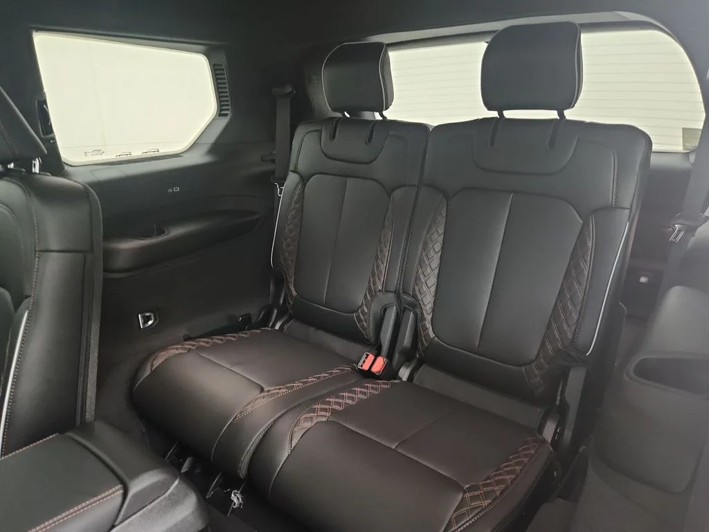 New 2026 Diamond Black Crystal Pearl-Coat Exterior Paint Jeep Summit image 31