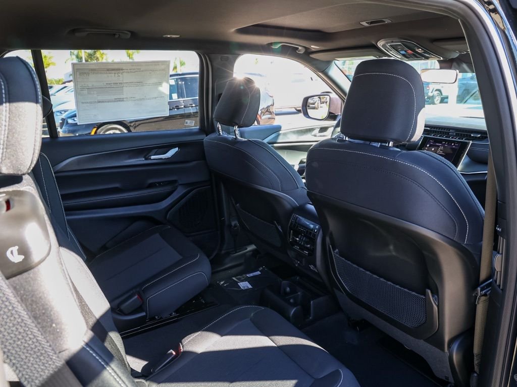 New 2026 Diamond Black Crystal Pearl-Coat Exterior Paint Jeep Laredo image 16