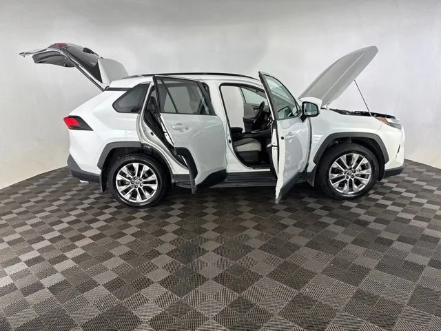 Used 2025 Beige Toyota XLE Premium image 16
