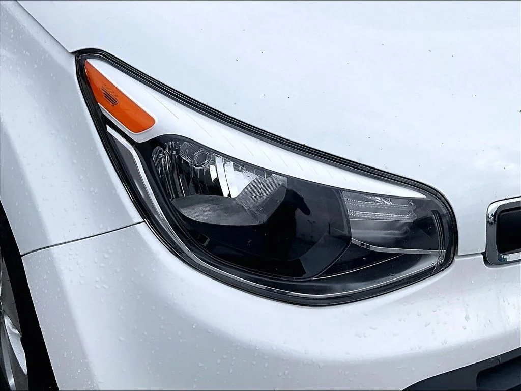 Used 2016 White Kia Base image 30