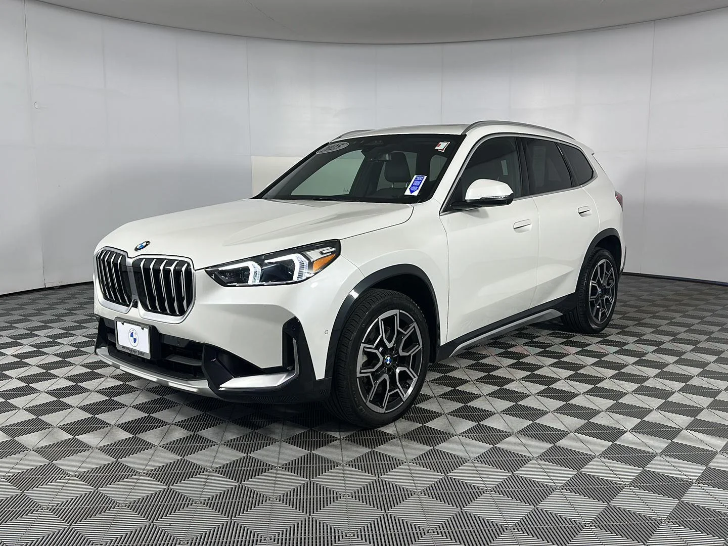 Used 2025 Mineral White Metallic BMW xDrive28i image 3