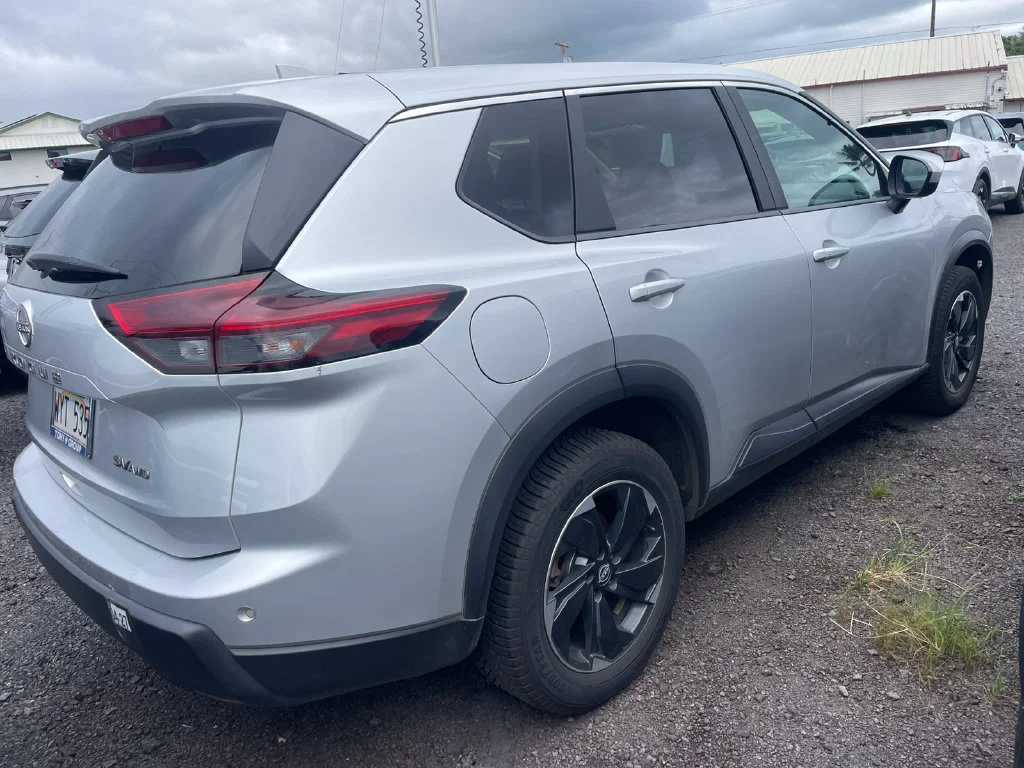Used 2024 Silver Nissan SV image 7