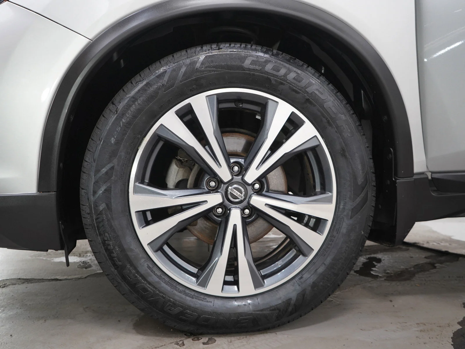 Used 2018 Brilliant Silver Nissan SL image 33