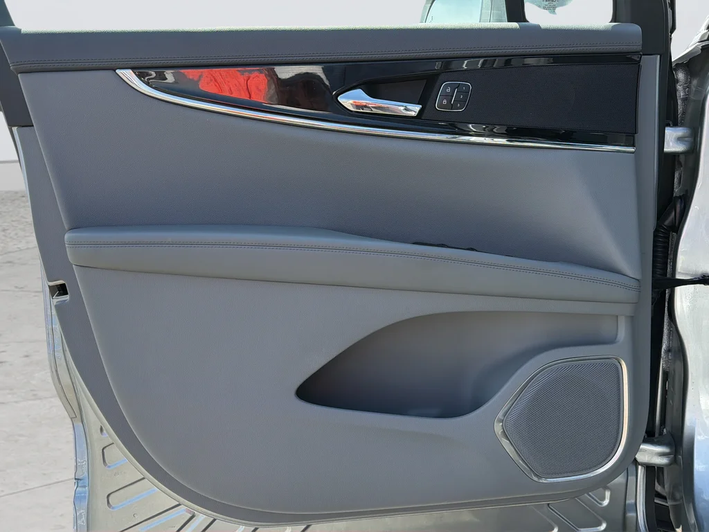 Used 2022 Silver Lincoln Reserve image 11
