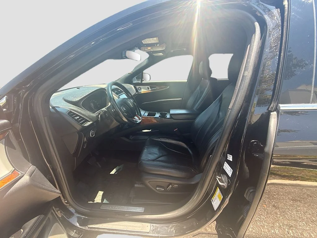 Used 2018 Black Lincoln Reserve image 23