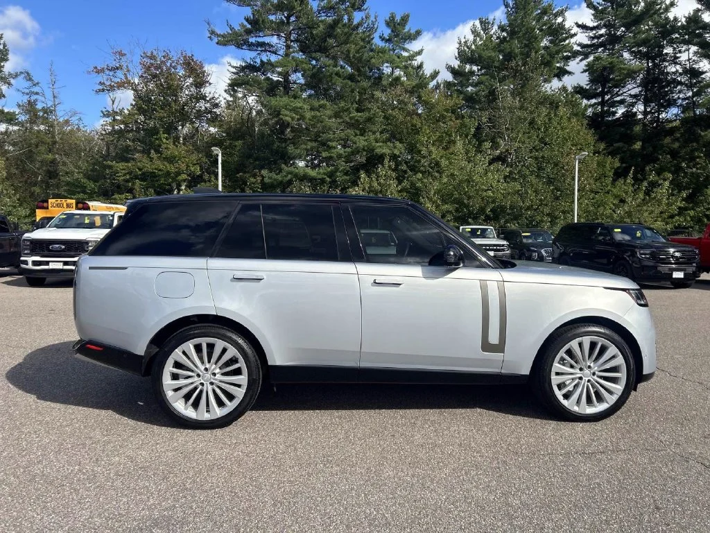 Used 2025  Land Rover SE image 2