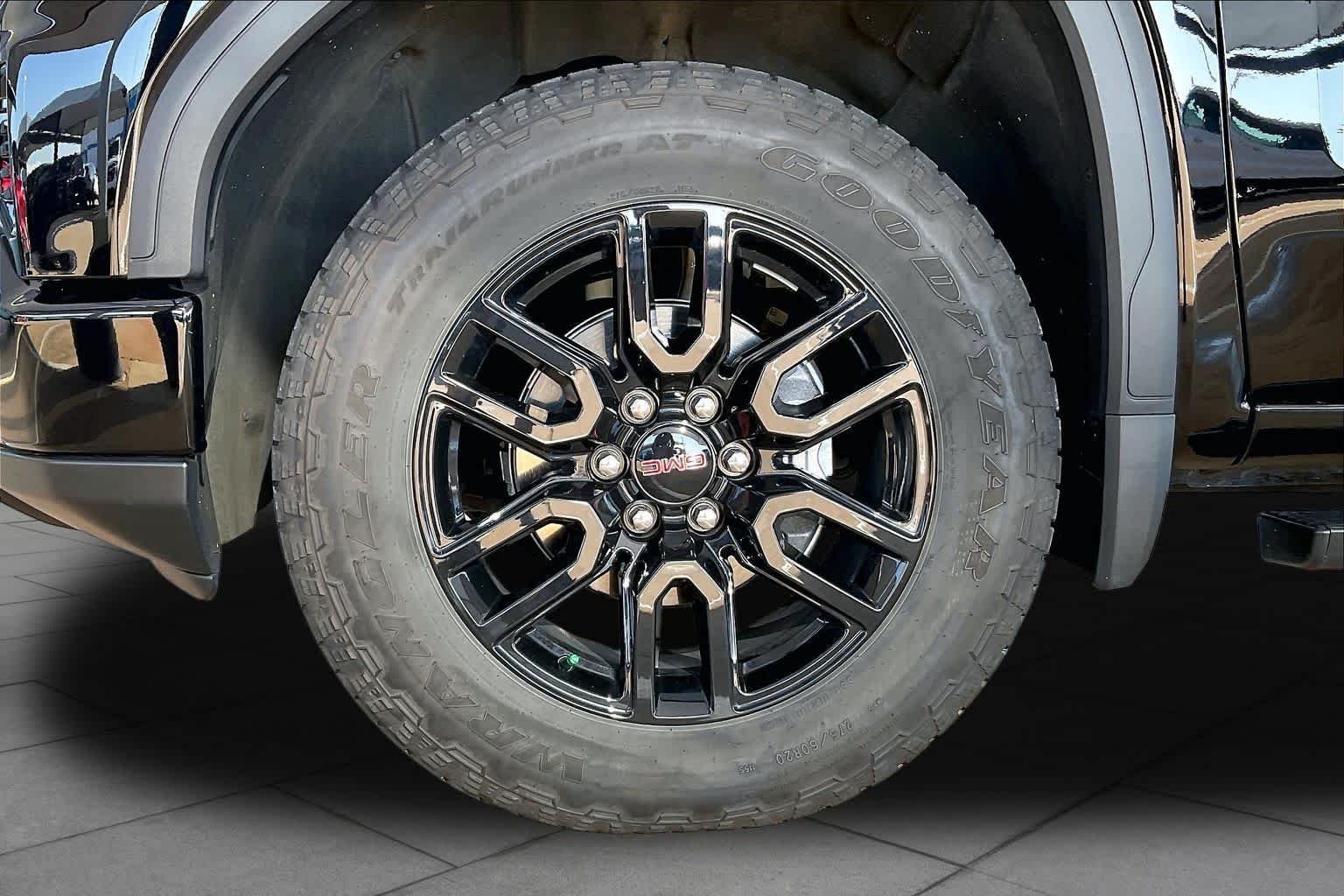 Used 2024 Onyx Black GMC Elevation image 9