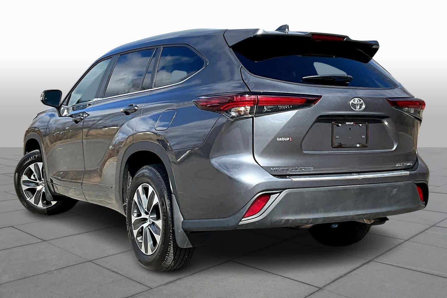 2025 Toyota Highlander XLE - Photo 12
