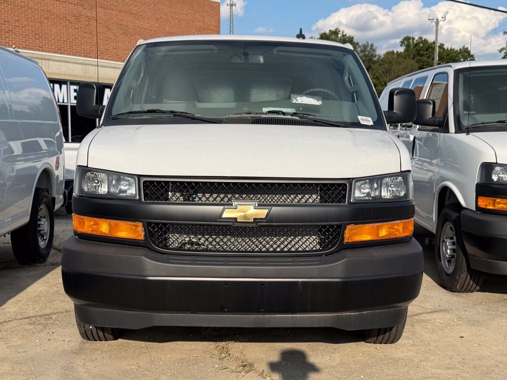 New 2025 Summit White Chevrolet WT image 2